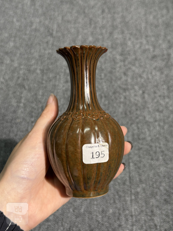 清乾隆紫金釉如意云头纹菊瓣瓶 - 图5